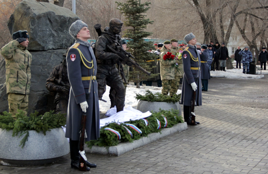 В Красноярске генерал армии Виктор Золотов открыл памятник погибшим спецназовцам.