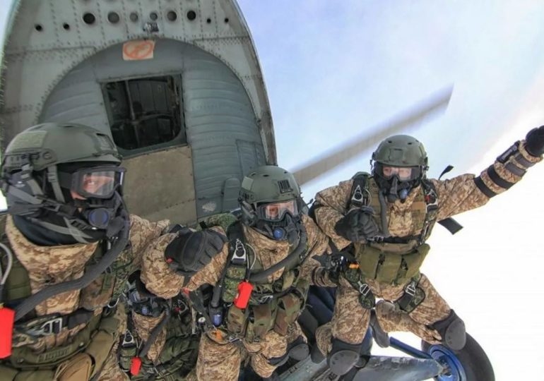 Путину представили новейшие парашюты для российского спецназа